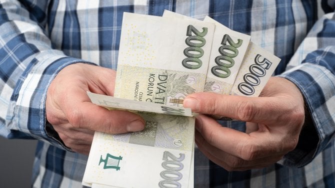 https://www.finance.cz/images/Muž počítá české bankovky