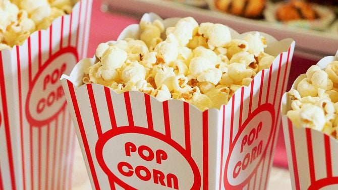 Sledování filmů, seriály, popcorn, kino, streaming