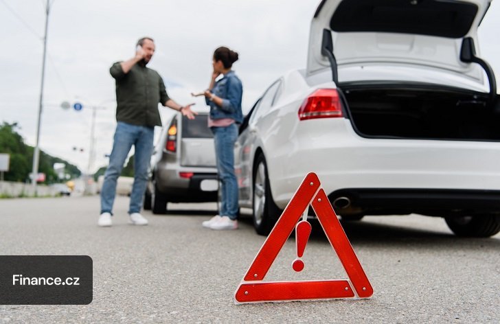 Řidiči si u nehod poradí sami častěji, limit pro povinné volání policie se zvýší