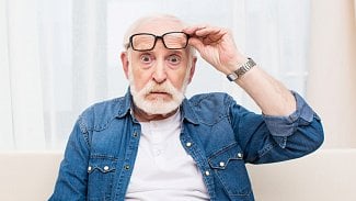 Senior s brýlemi na čele s údivem ve tváři