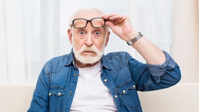 https://www.finance.cz/images/Senior s brýlemi na čele s údivem ve tváři