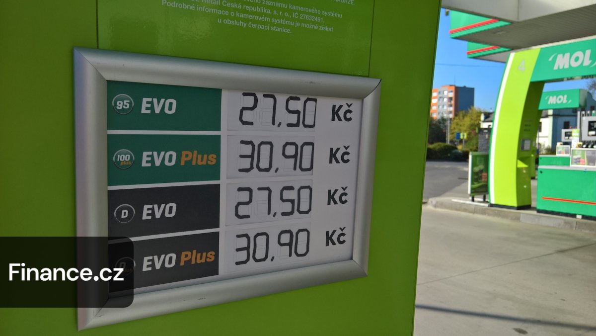 Vláda snížila spotřební daň u nafty a zastropovala marže pumpařů. Kolik řidiči ušetří?