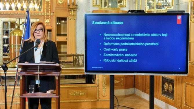 https://www.finance.cz/images/Alena Schillerová, ministryně financí České republiky. Tisková konference k EET 2.0 v Obecnim domě v Praze. (18. 02. 2026)