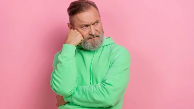 https://www.finance.cz/images/Starší zamyšlený muž