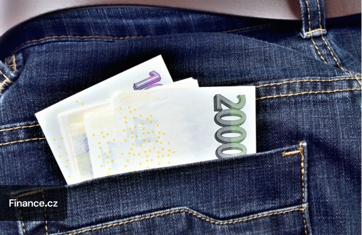 Lidé s nízkými příjmy možná dostanou peníze navíc od státu. Opozice chce vládu dotlačit ke změně