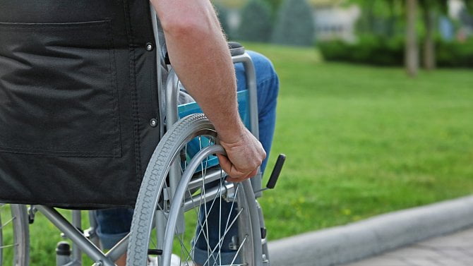Podpora v nezaměstnanosti se v roce 2026 razantně zvýšila. Mají na ni ale nárok i důchodci?