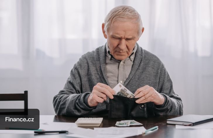 O kolik si důchodci polepšili na superdávce oproti loňskému roku?