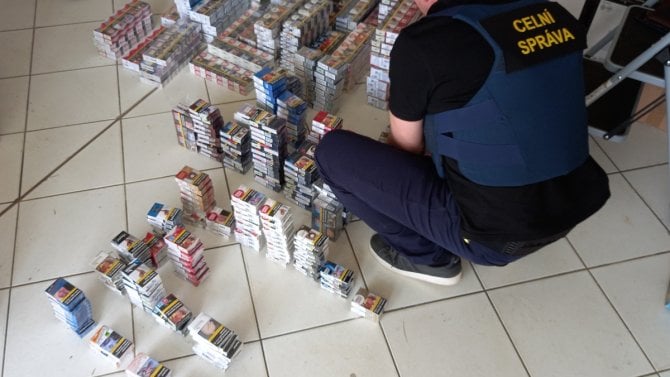 Převážíte cigarety přes hranice EU? Může vám vzniknout povinnost zaplatit daň